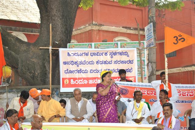 Mrs. Sudha Sadanand of Sanatan Sanstha addressing to the rally